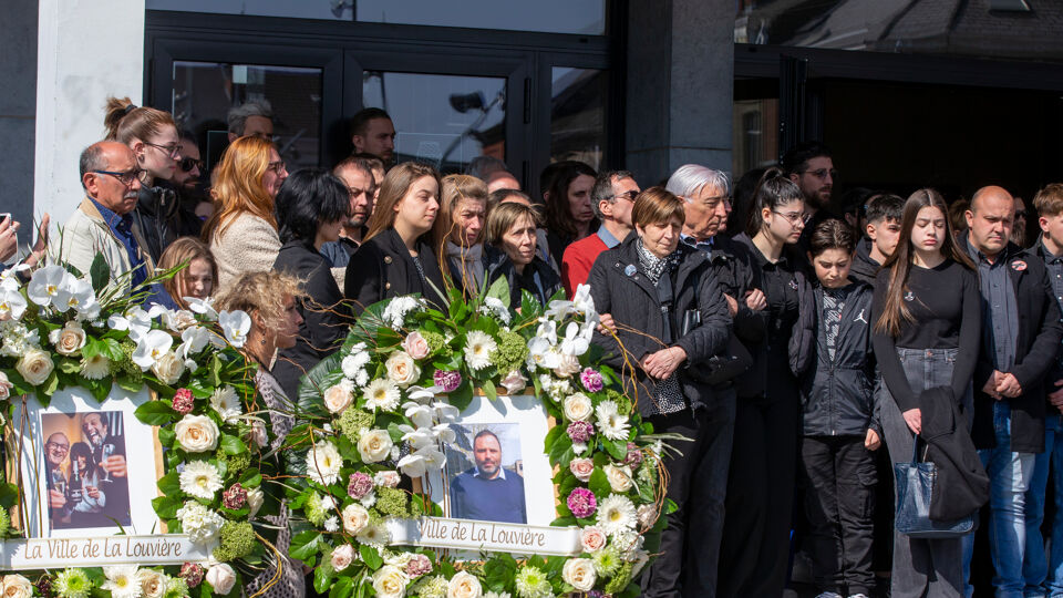 Bij het stadhuis van La Louvière werd op het middaguur een minuut stilte gehouden voor de slachtoffers.
