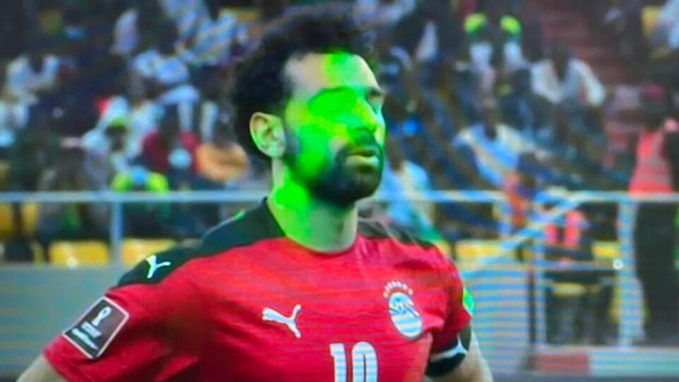 Mo Salah werd voor zijn penaltymisser flink gehinderd door laserstralen.