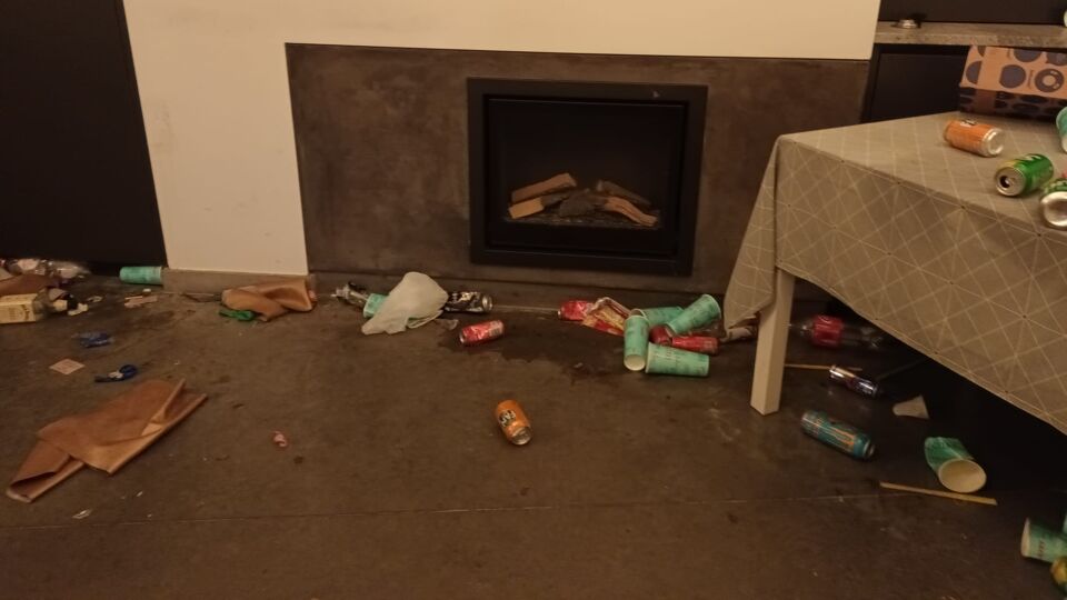 De woonkamer van de vakantiewoning, waar 300 mensen een feestje bouwden