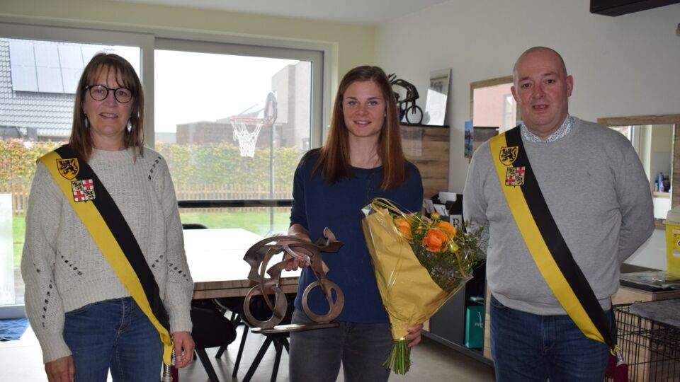 Schepen Bobelijn (l.) en Vercauteren zetten Ronde-winnares Lotte Kopecky vandaag in de bloemetjes