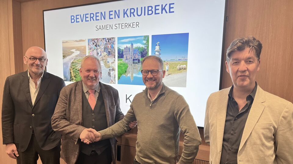 Burgemeesters Marc Van de Vijver van Beveren en Dimitri Van Laere van Kruibeke (midden) 