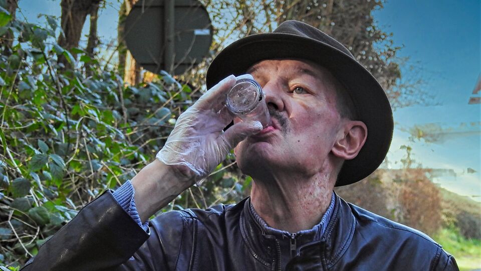 Yvan Paeps proeft water van de bron van "Pie Slot"