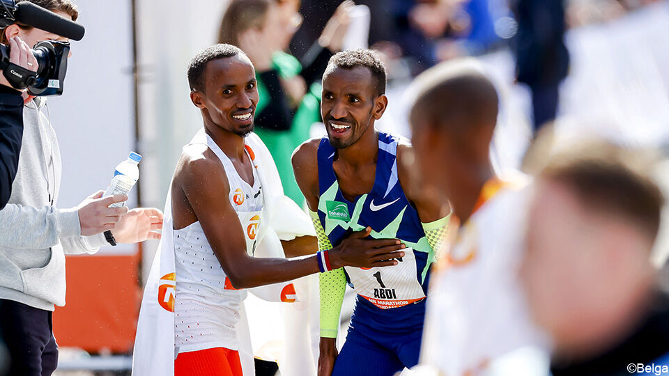 Bashir Abdi viert de zege met zijn maatje Abdi Nageeye.