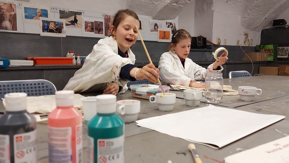 Kinderen leren in het Modemuseum wat er met gerecycleerde stoffen mogelijk is