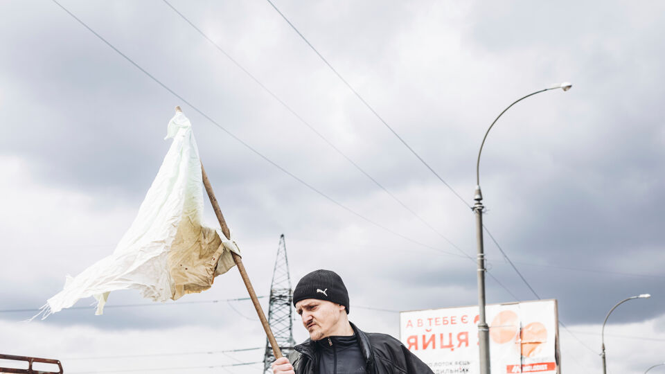 Een Oekraïense burger met een witte vlag in Irpin, 7 maart 2022
