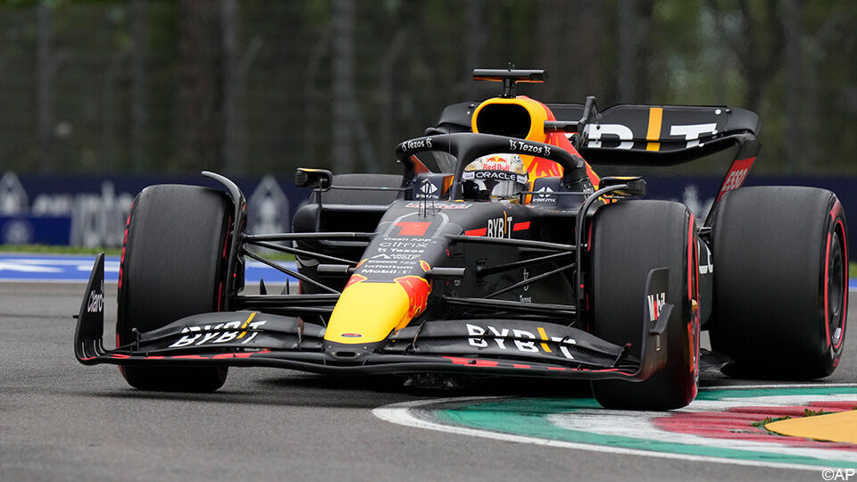 Max Verstappen hield Charles Leclerc achter zich op een tricky circuit.