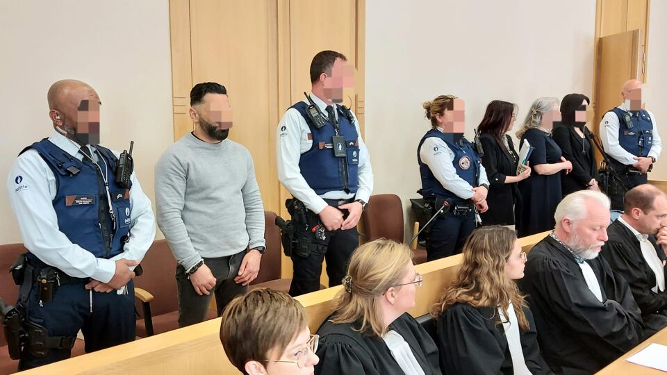 Beschuldigden Emrah T. (2de van links) en Anastasia N. (achteraan 2de van rechts)