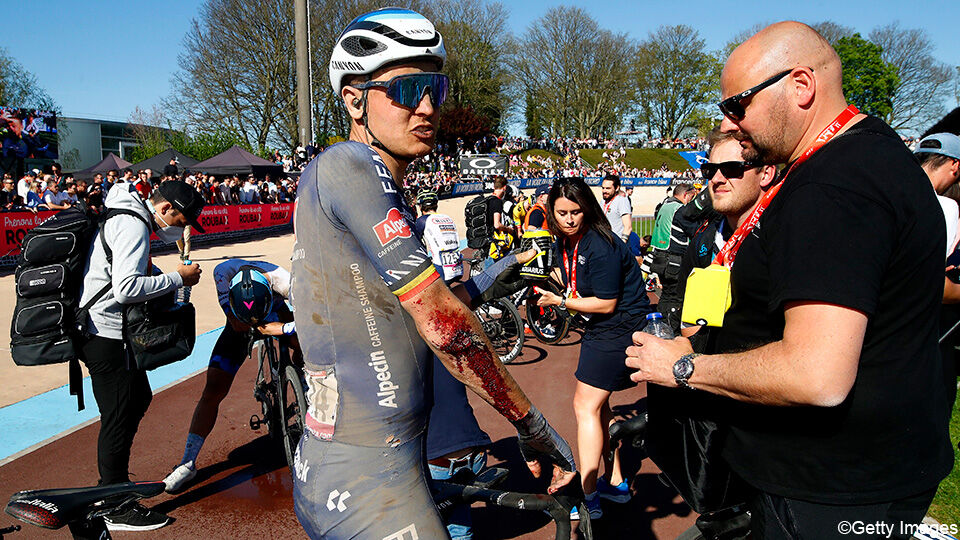 Tim Merlier reed Parijs-Roubaix uit met een gapende wonde aan zijn elleboog.