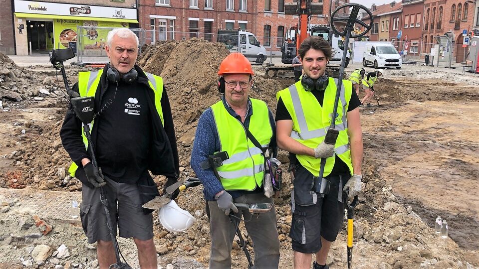 Drie vrijwilligers met een metaaldetector: Marnix, Dirk en Maxime