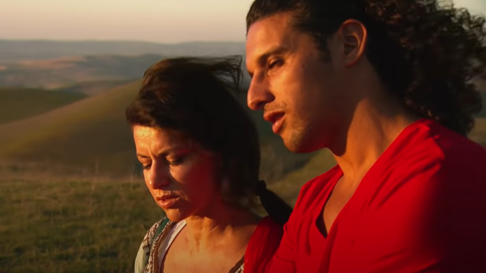 Ellen ten Damme en Ali B. in videoclip voor "Dit is wie ik moest zijn" uit 2014.