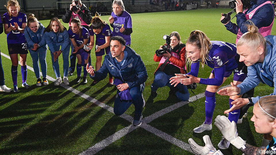 Voor het feest spreekt coach Johan Walem zijn speelsters nog eens toe