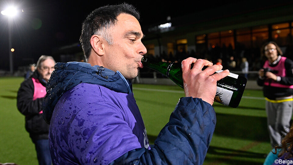 Bij een titelfeest hoort champagne, dat vindt ook coach Johan Walem