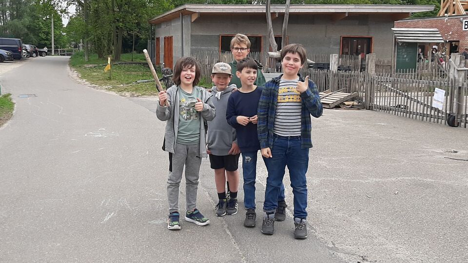 Idris (vooraan rechts) is blij met het antwoord van de politie