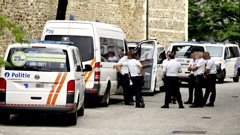 Tijdens de voorbereidende zitting eind maart was de politie al massaal aanwezig