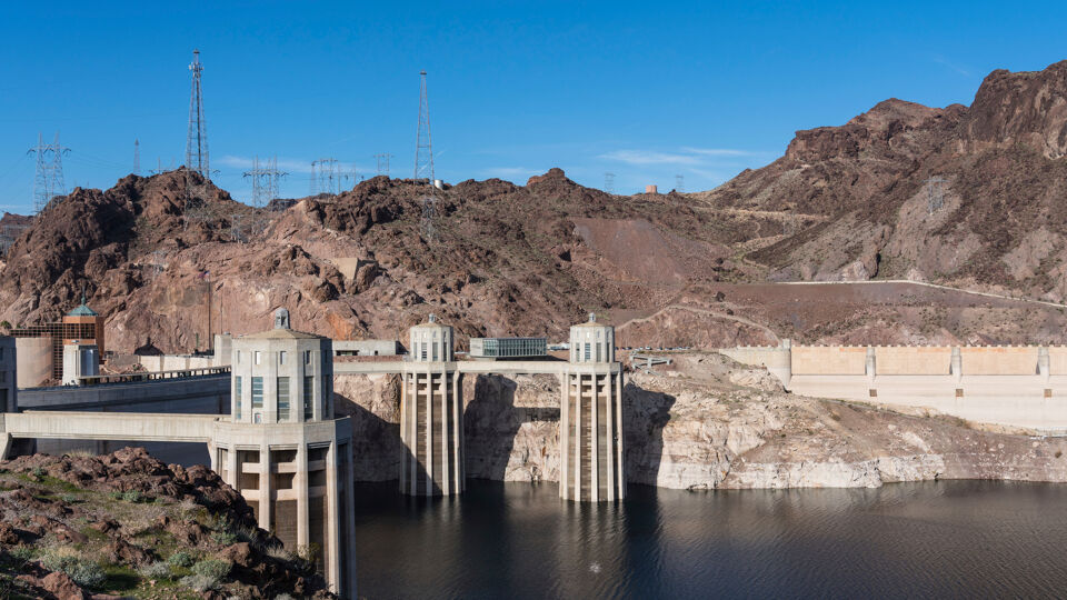 Witte randen aan de rotsen verraden het gezakte peil.