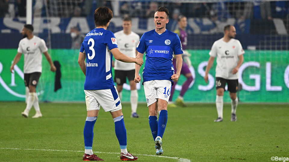 Schalke 04 mag weer naar de Bundesliga.