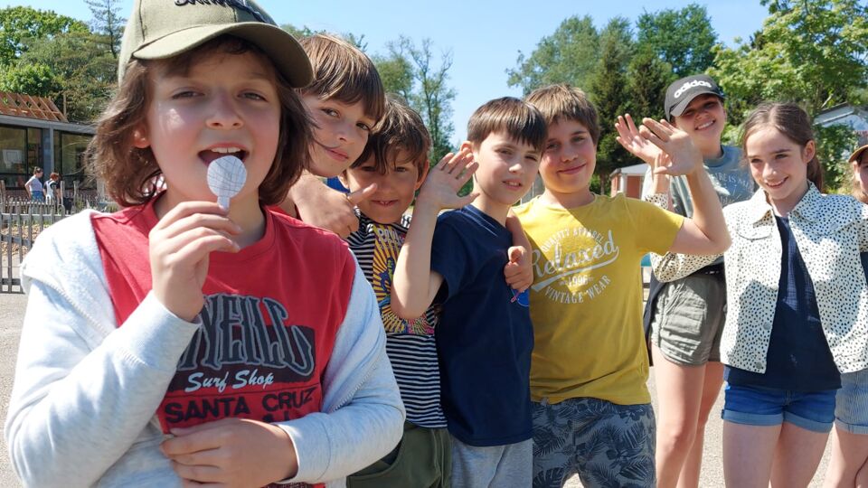 De klasgenoten van Idris (met het gele T-shirt) zijn blij met de voorstellen van de politie