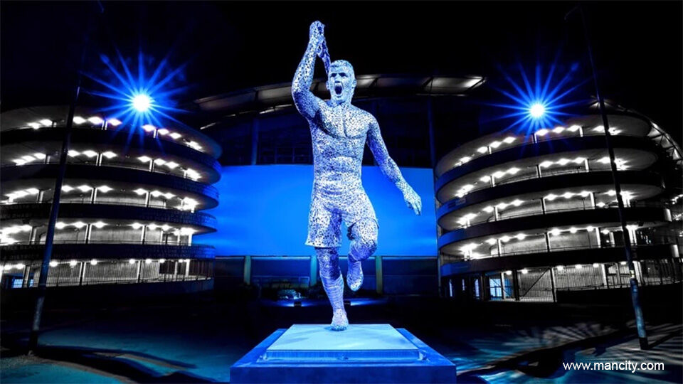 Vincent Kompany heeft ook een standbeeld naast het City-stadion.