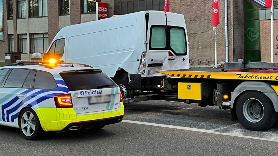 Bromfietser in Berchem drijft snelheid op met verborgen afstandsbediening  in helm | VRT NWS: nieuws