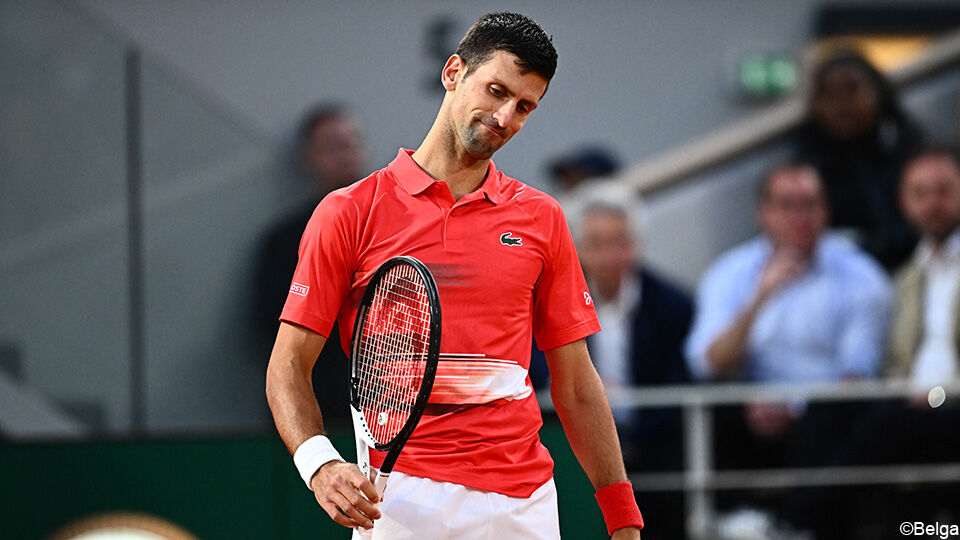 Novak Djokovic past met een blessure aan de elleboog. 