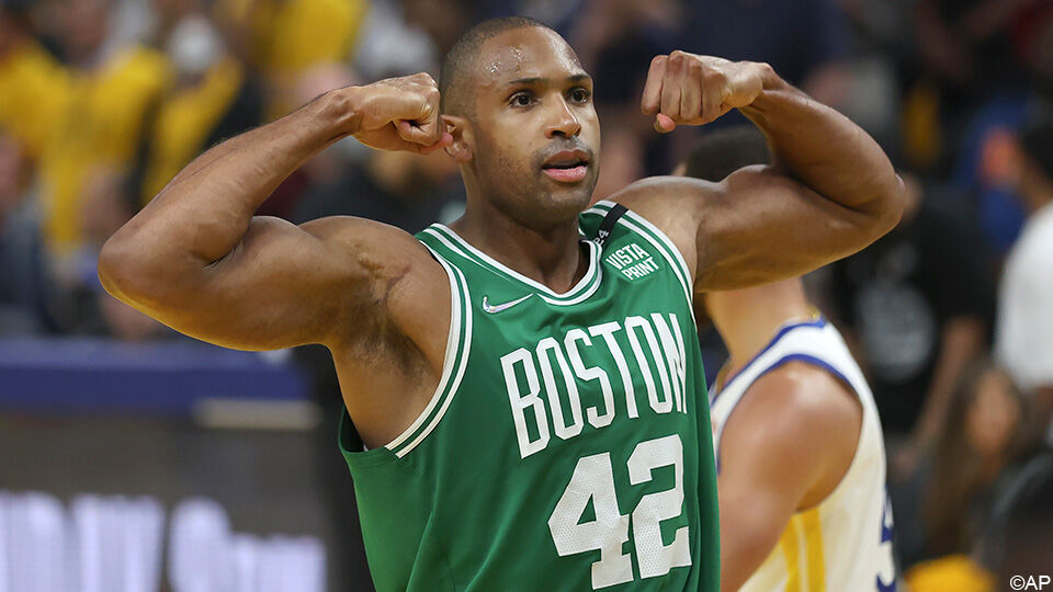 De Warriors stonden in het 3e quarter 15 punten voor, een 17-0-tussenspurt in het 4e kwart (40-16) redde de Celtics.
