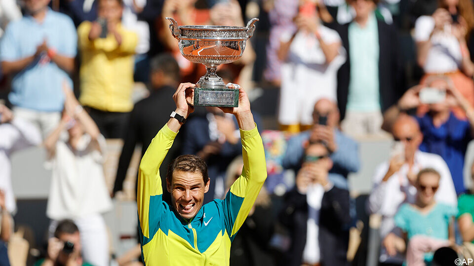 Rafael Nadal pronkt met zijn trofee van Roland Garros. Het prijzengeld van de grandslams ligt nog niet vast.