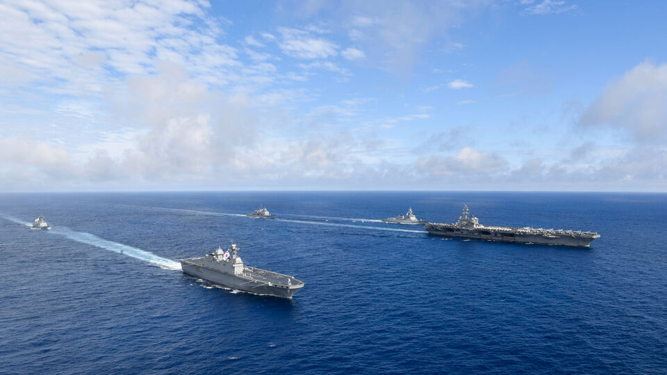 Het Amerikaanse vliegdekschip USS Ronald Reagan, rechts, en het Zuid-Koreaanse schip Marado, links, tijdens een gezamenlijke militaire oefening zaterdag.