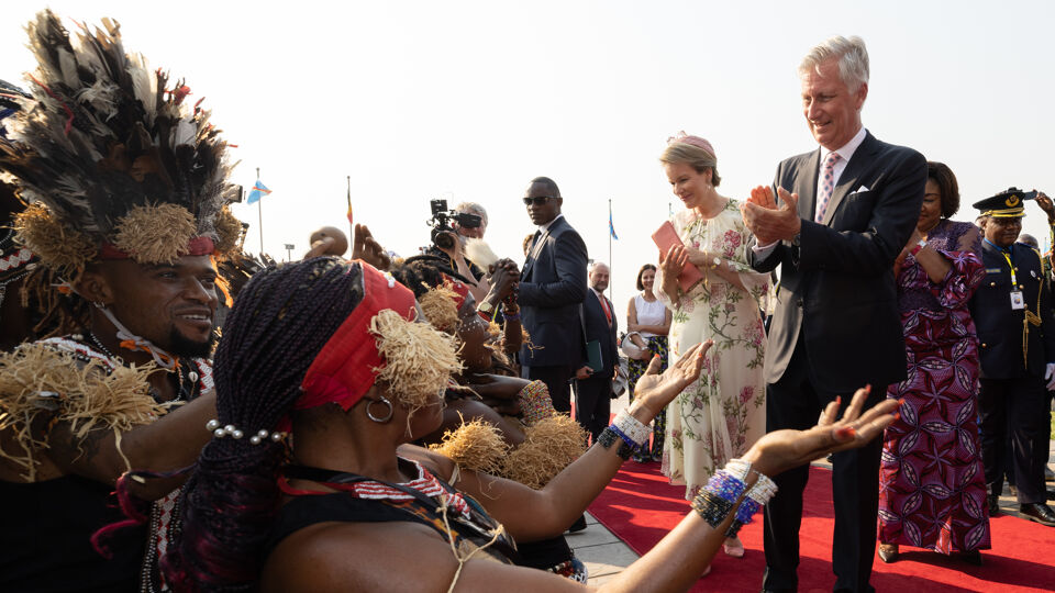 Filip en Mathilde bij hun aankomst in Kinshasa