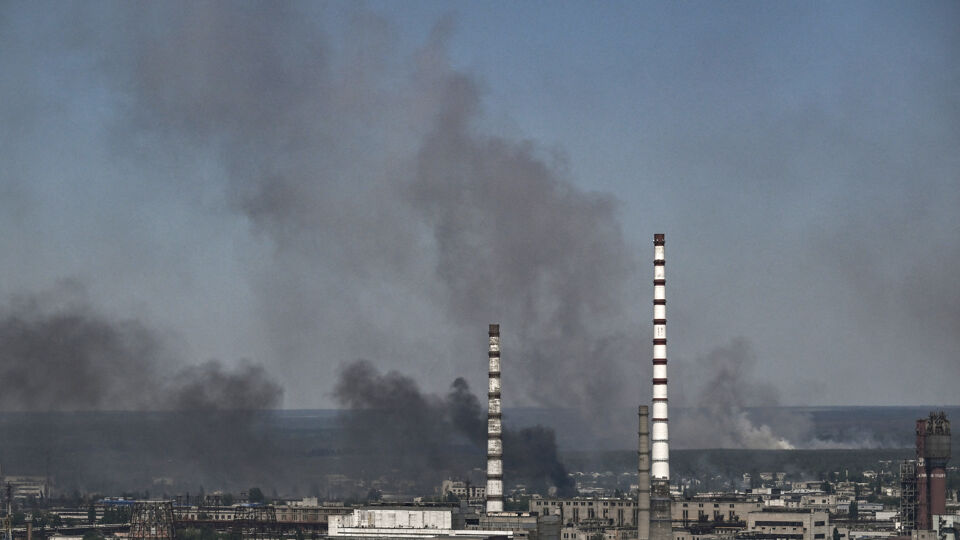 Foto van een paar dagen geleden: zwarte rook boven de belegerde Oekraïense stad Severodonetsk.