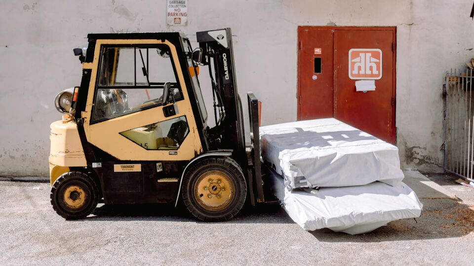 Stockfoto van een heftruck via Unsplash