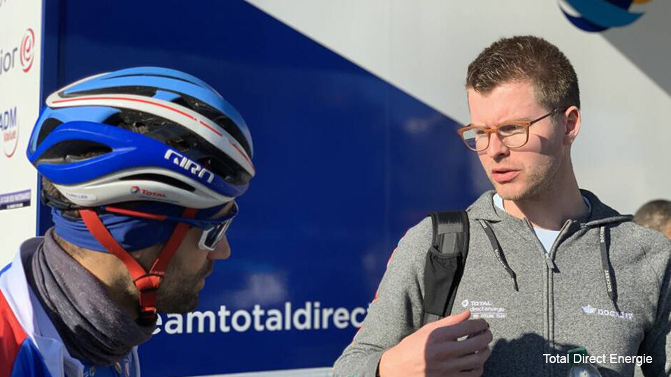 Performance Coach Jens Van Beylen in gesprek met een van zijn renners.