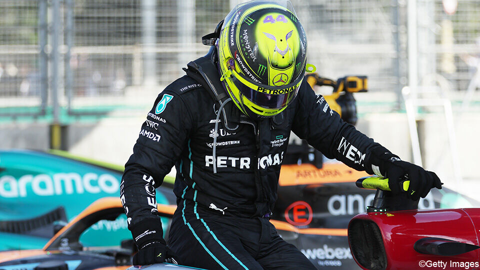 In Azerbeidzjan geraakte Lewis Hamilton maar met de grootste moeite uit zijn auto.