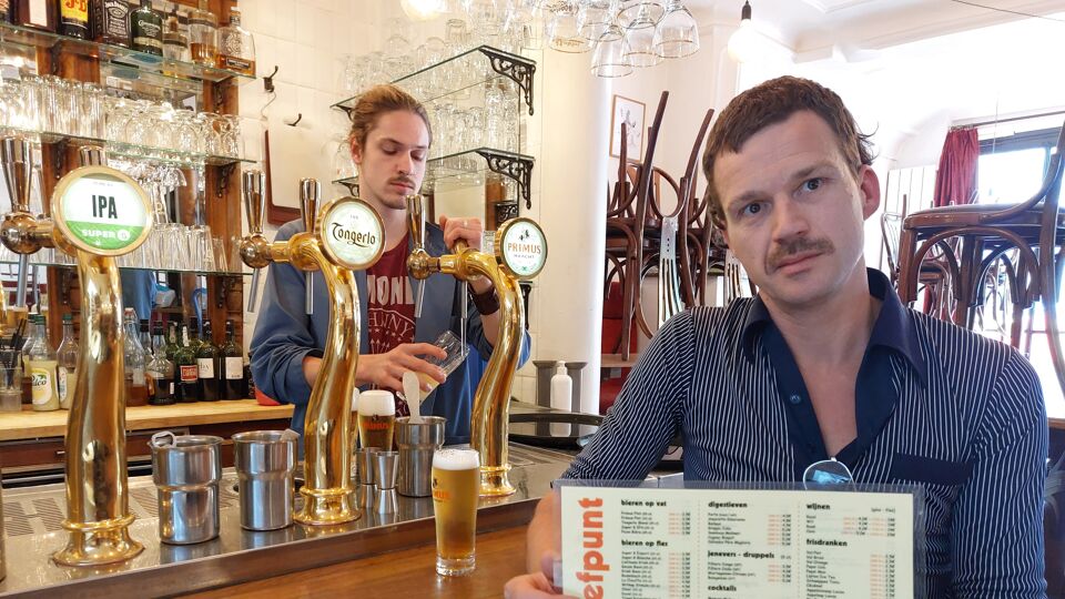 Edmond Cocquyt in café Trefpunt met de prijslijst 