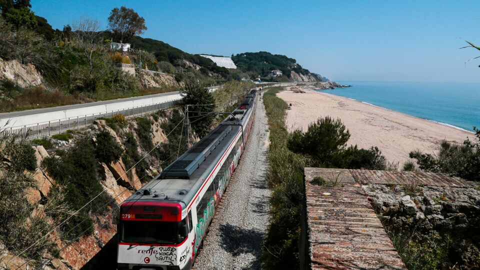 Hier is de spoorlijn nog enigzins beschermd door rotsblokken tegen de zee.