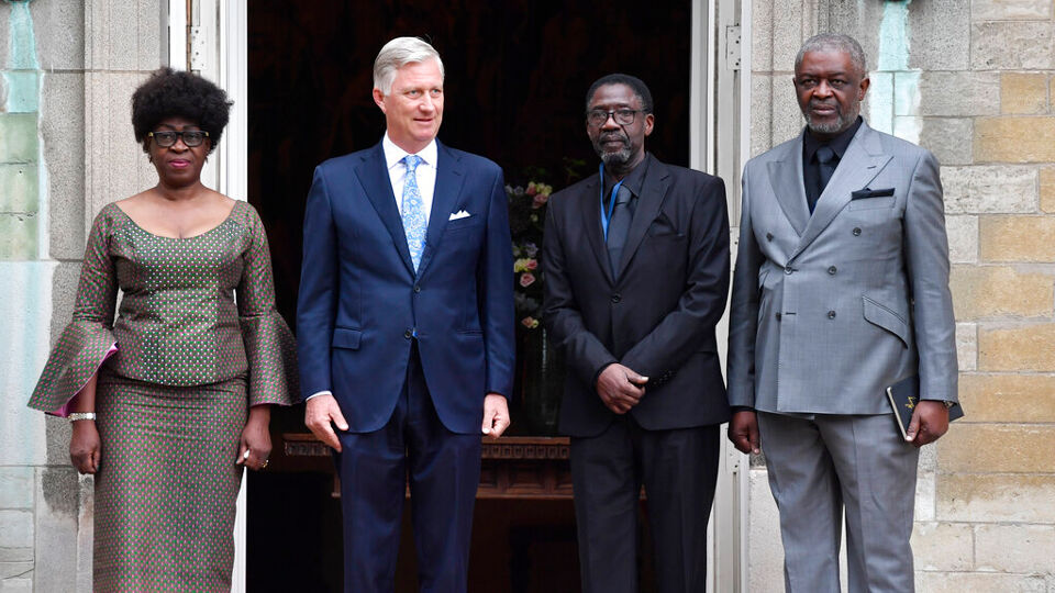 Koning Filip samen met de kinderen van de vermoorde Congolese premier Patrice Lumumba   