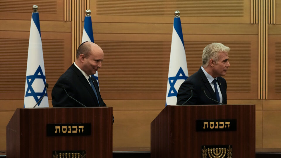 Naftali Bennerr (links) en Yair Lapid (rechts) maken het nieuws bekend.