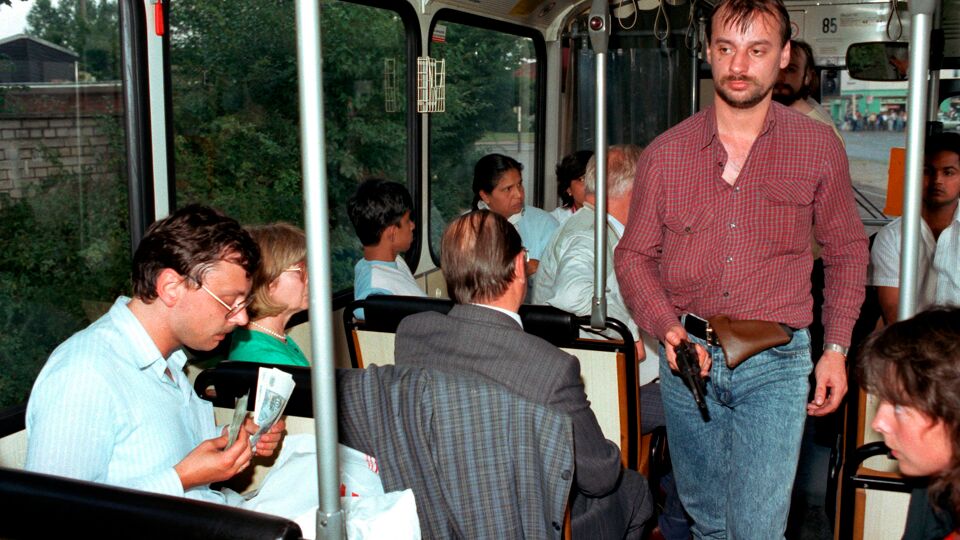 Gijzelnemer Dieter Degowski inspecteert de gekaapte bus in Bremen (17 augustus 1988)