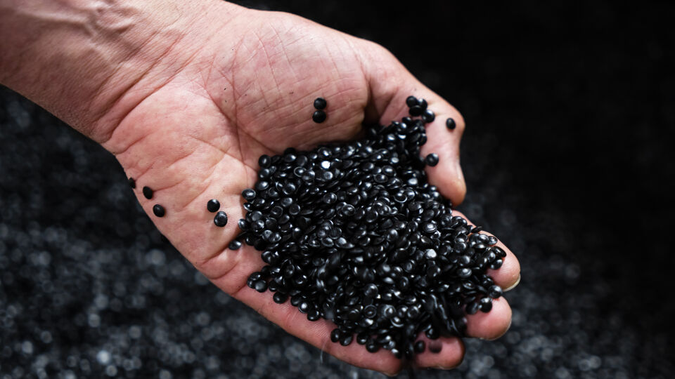 Een deel van de vervuiling is te wijten aan de plastic pellets die in de haven gemaakt worden.