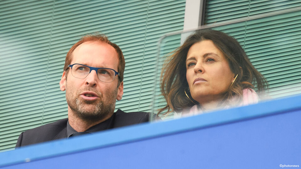 Marina Granovskaia op de Chelsea-tribune met Petr Cech.