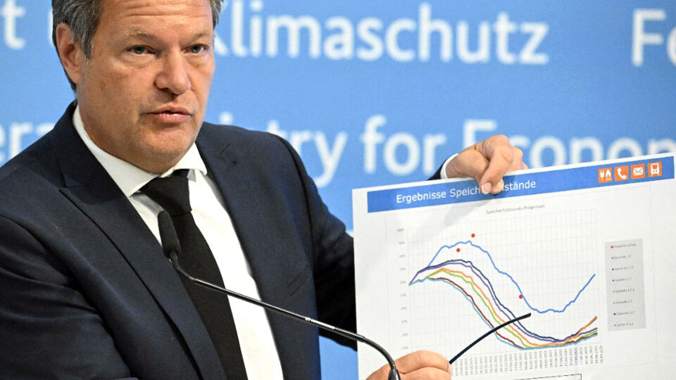 De Duitse minister van Economie toont een grafiek met verschillende scenario's voor gasbevoorrading uit Rusland.