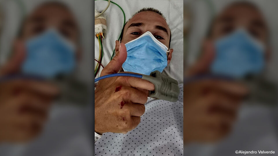 Een geruststellende duim van Alejandro Valverde in het ziekenhuisbed.