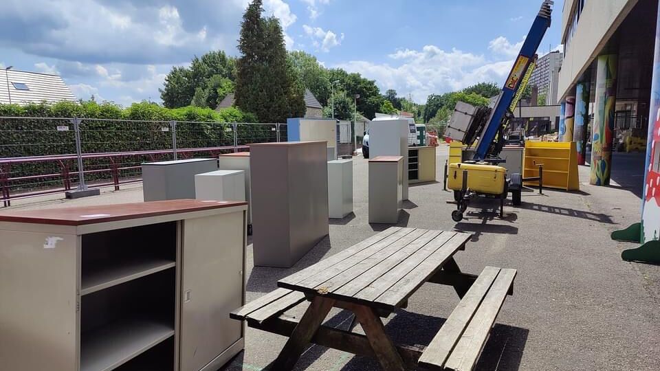 Kasten staan klaar om verhuisd te worden naar de nieuwe klassen