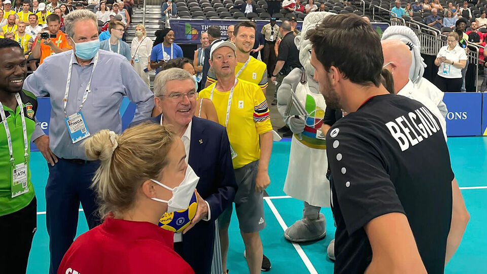 IOC-voorzitter Thomas Bach was een aandachtig toeschouwer bij het korfbalduel tussen België en Duitsland.