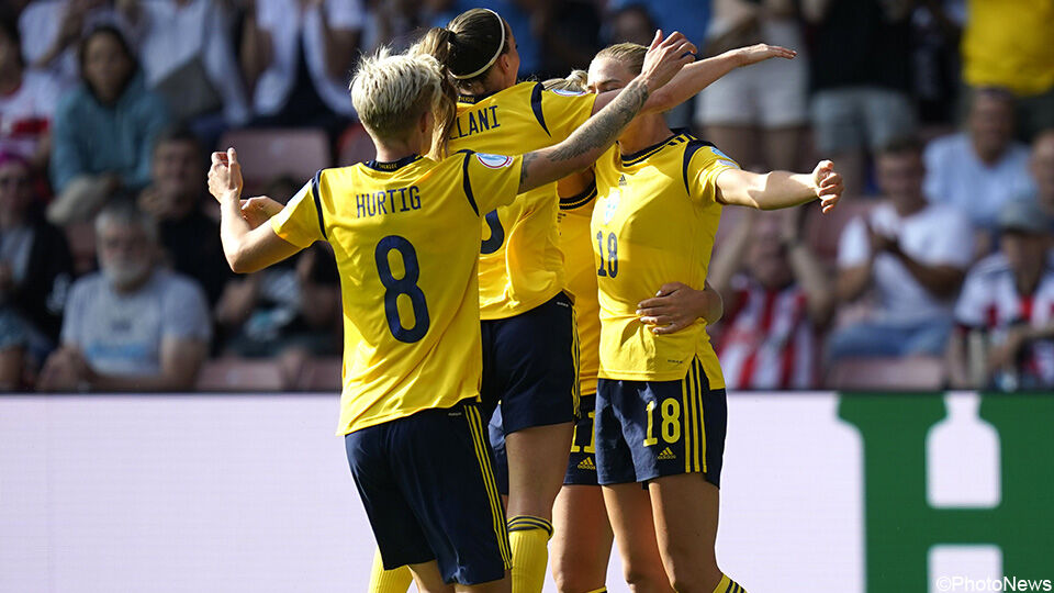 De Zweedse vrouwen vieren de zege tegen Zwitserland.