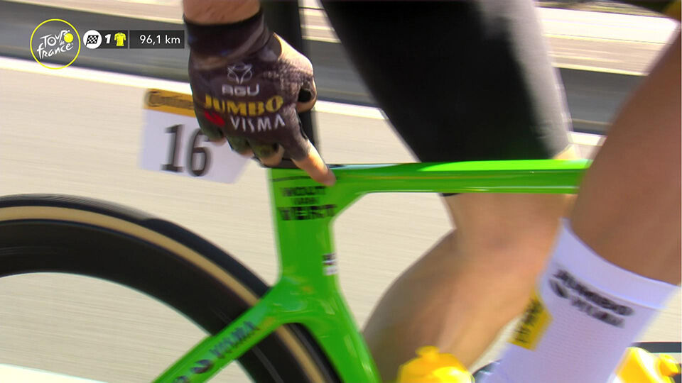 Wout van vert staat er op de fiets van Van Aert.