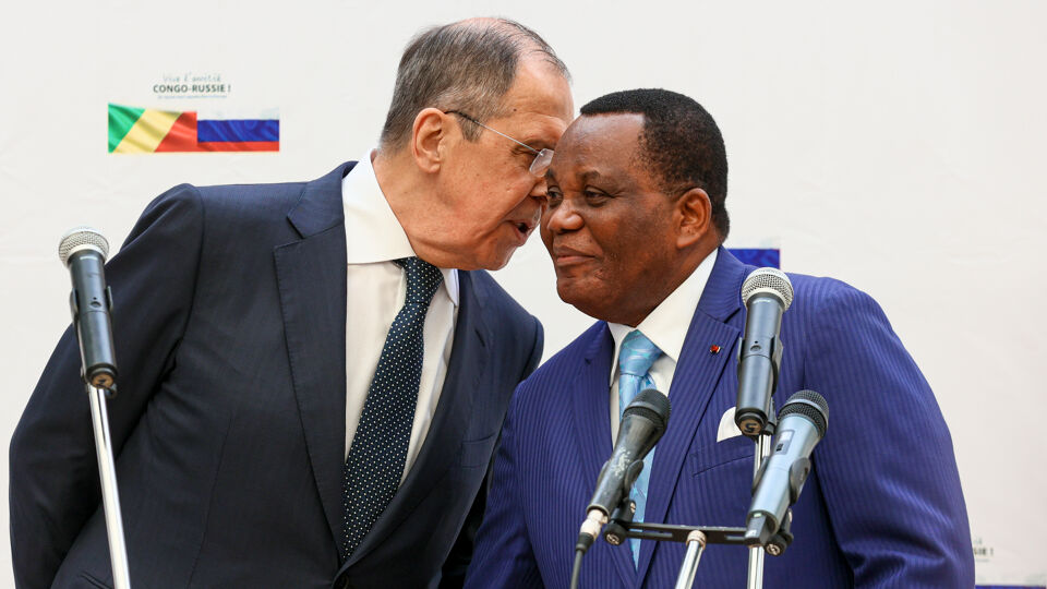 De Russische minister van Buitenlandse Zaken Sergej Lavrov en zijn Congolese collega Jean Claude Gakosso.