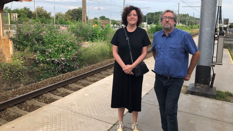 Fractieleider Nele Daenen en afdelingsvoorzitter Marc Ylen bij een van de overwoekerde perrons in het station van Tienen