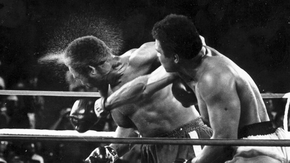 Ali beukt in op Foreman.