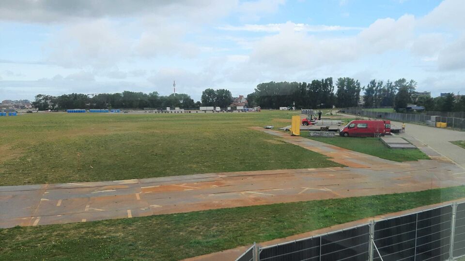 De concertweide bij de luchthaven van Oostende. 