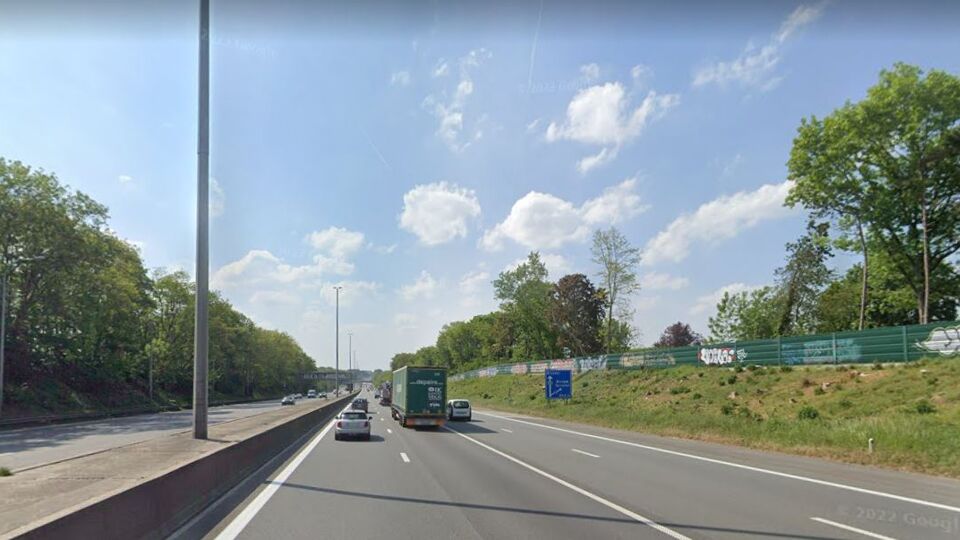 Ook de oude geluidsschermen langs de E40 in Bertem , rechts op de foto, worden afgebroken en vervangen